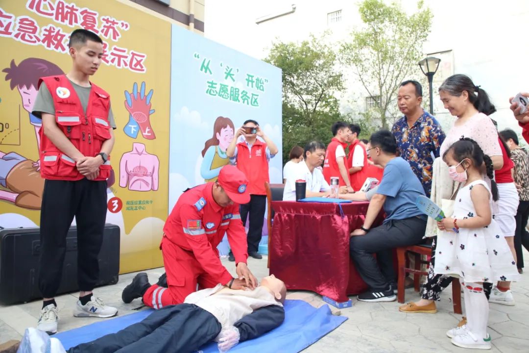 志愿者进行急救现场展示.jpg