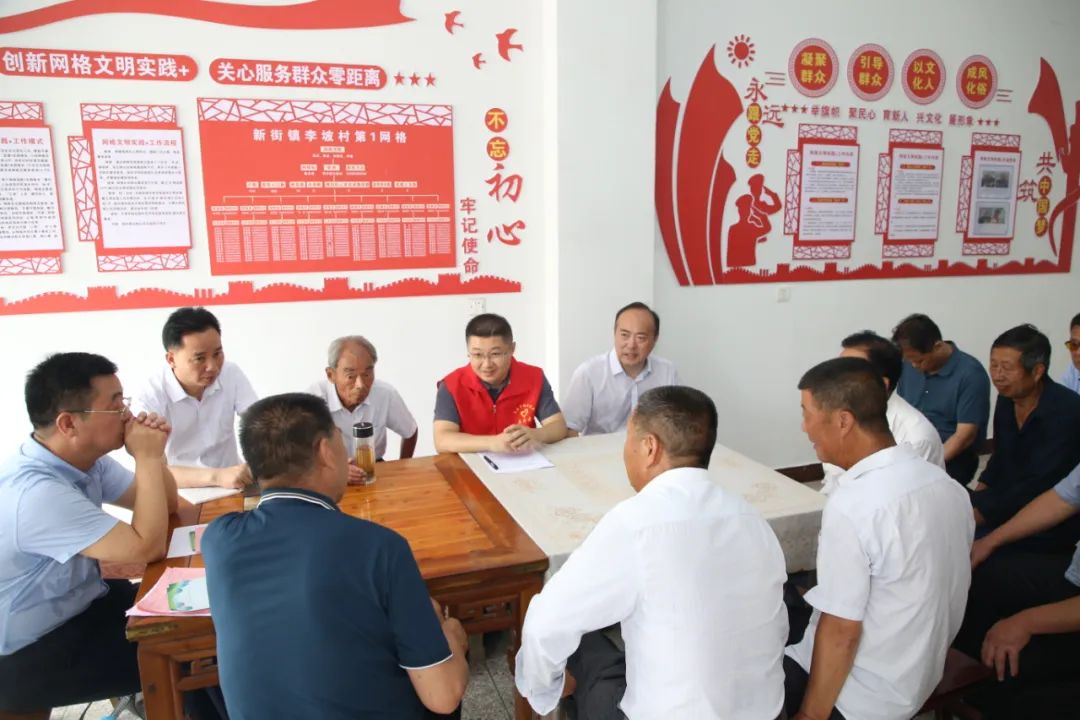 组织志愿者深入社区和干群征求意见.jpg