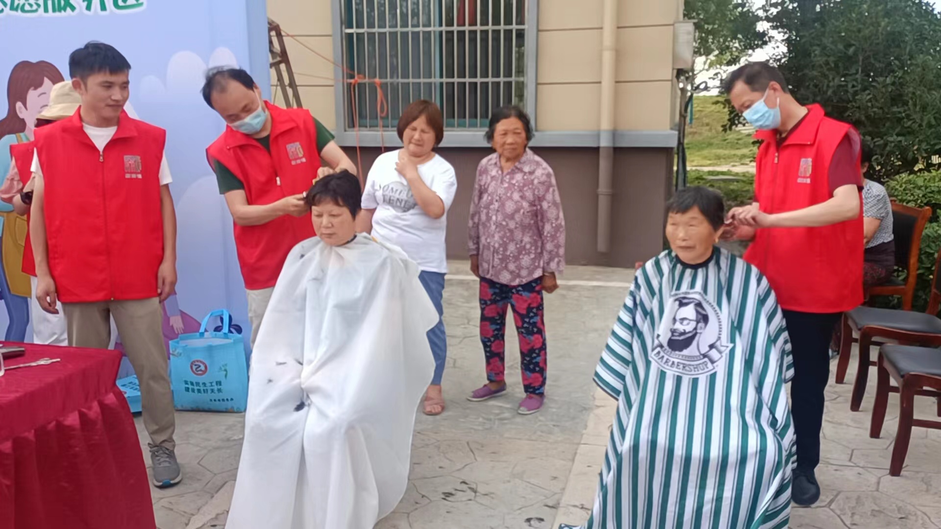 志愿者在活动现场为社区居民免费理发从“头”做起.jpg